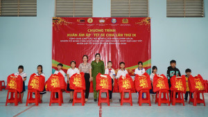 Trao tặng 100 phần quà cho hộ nghèo, cận nghèo và học sinh có hoàn cảnh khó khăn