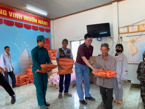 trao tặng 100 phần quà cho các gia đình có hoàn cảnh khó khăn do NHÓM THIỆN NGUYỆN QUÝ NGUYỄN (BIÊN HOÀ) tài trợ