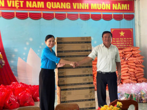 TRAO TẶNG 10 ĐÈN NĂNG LƯỢNG MẶT TRỜI CHO BAN ẤP 5
