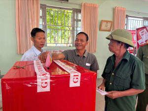 CỬ TRI PHẤN KHỞI THỰC HIỆN QUYỀN VÀ NGHĨA VỤ CÔNG DÂN