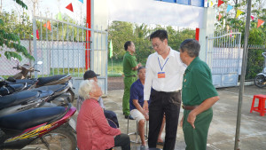 cử tri chia sẻ niềm vui khi được trực tiếp lựa chọn những đại biểu tiêu biểu.