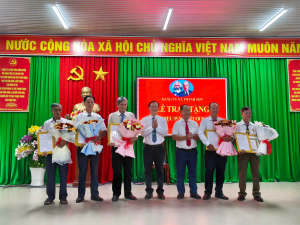 Đảng ủy xã Thanh Sơn trao Huy hiệu 35 năm tuổi Đảng
