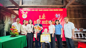 Thiện Hưng: Trao Huy hiệu 60, 55 năm tuổi Đảng trước thời hạn cho hai đảng viên