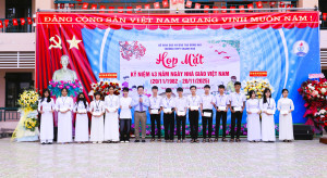 PHÓ CHỦ TỊCH HĐND TỈNH ĐỒNG NAI DỰ HỌP MẶT KỶ NIỆM 43 NĂM NGÀY NHÀ GIÁO VIỆT NAM 20-11 TẠI TRƯỜNG THPT THANH HOÀ