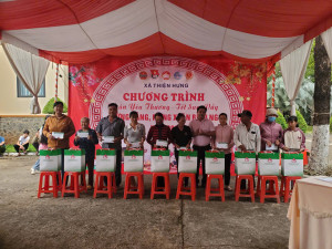 Ảnh trao quà tại tại xã Thiện Hưng