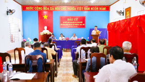 BÍ THƯ ĐẢNG ỦY DỰ SINH HOẠT ĐỊNH KỲ CHI BỘ ẤP 12