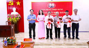 Thiện Hưng trao tặng huy hiệu đảng đợt 19-5 cho 03 đảng viên