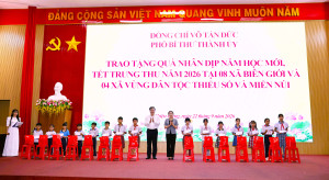 Phó Bí thư Thành ủy Võ Tấn Đức tặng quà trẻ em vùng biên giới