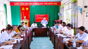 ĐỒNG CHÍ ĐẶNG HÀ GIANG - THÀNH ỦY VIÊN, BÍ THƯ ĐẢNG UỶ, CHỦ TỊCH HĐND XÃ NẮM BẮT TÌNH HÌNH TẠI CHI BỘ THÔN THANH HOÀ