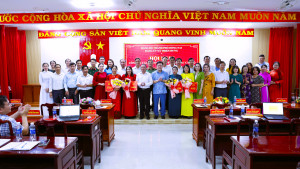 Sau hơn 32 năm làm hiệu trưởng, cô giáo vùng biên tự nguyện trở lại đứng lớp