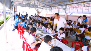 Chủ tịch UBND xã Thiện Hưng kiểm tra đột xuất bếp ăn bán trú
