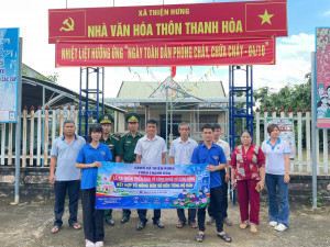 Thôn Thanh Hòa: “Đi từng ngõ, gõ từng nhà” hỗ trợ người dân tiếp cận công nghệ số
