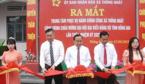 Lãnh đạo Đảng ủy, HĐND và UBND xã Thống Nhất cắt băng ra mắt Trung tam phụ vụ hành chính công xã