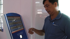 Người dân xã Thống Nhất lấy số thứ tự tại máy tự động để làm các thủ tục hành chính tại Trung tâm phục vụ hành chính công xã