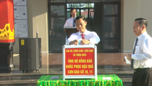 Đồng chí Trịnh Văn Trường Bí thư Đảng ủy, Chủ tịch HĐND xã ủng hộ đồng bào khắc phục hậu quả cơn bão số 10, 11