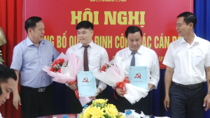 Lãnh đạo Đảng ủy xã trao các quyết định điều động bổ nhiệm và tiếp nhận cho 2 đồng chí Vũ Kim Thành và Nguyễn Trần Anh Tiến