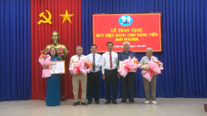Xã Thống Nhất trao Huy hiệu Đảng cho 5 đảng viên