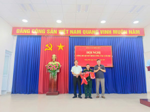 Lãnh đạo Đảng ủy xã trao quyết định và tặng hoa cho đồng chí Nguyễn Văn Hồng Chỉ huy trưởng BCH Quân sự xã