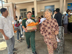 Ban Chỉ huy quân sự xã Thống Nhất tặng quà cho các hộ dân có hoàn cảnh khó khăn dịp Tết Nguyên đán Bính Ngọ 2026, đây là 1 trong các hoạt động nằm trong chuỗi các sự kiện Tết Quân Dân năm 2026