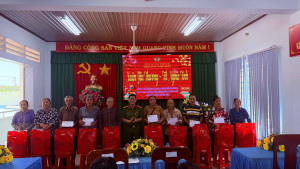 Lãnh đạo công an xã Thống Nhất trao quà cho người dân