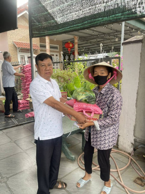 TRAO TẶNG 35 PHẦN QUÀ CHO HỘ KHÓ KHĂN TẠI ẤP CÂY XĂNG