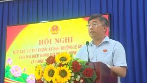 Đồng chí Phạm Hồng Đông Phó Bí thư Chủ tịch UBND xã trả lới các ý kiến, kiến nghị của cử tri