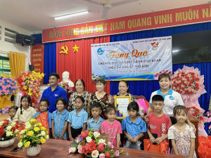 Hội LHPN và Đoàn TNCS Hồ Chí Minh xã Thọ Sơn: Vận động trao tặng 100 phần quà cho các em học sinh nhân dịp chuẩn bị đón chào năm học mới 2025-2026.