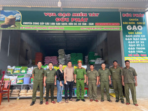 Công an xã Thọ Sơn tặng quà cho người khó khăn