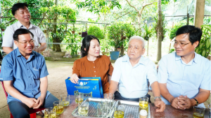 Lãnh đạo xã Thuận Lợi thăm, tặng quà đảng viên cao tuổi đảng