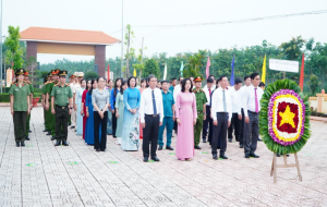 Lễ dâng hương tại tượng đài Phú Riềng Đỏ  trước kỳ họp thứ nhất HĐND xã Thuận Lợi khóa XII