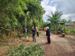 Ấp Thuận Hải ra quân phát quang, chỉnh trang nông thôn