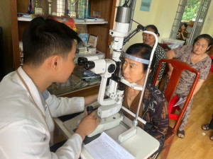 Người dân xã Thuận Lợi được khám mắt, phát thuốc miễn phí