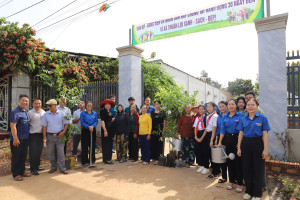 Các lực lượng ra quân trồng cây xanh, hưởng ứng phong trào thi đua 30 ngày đêm chỉnh trang, xanh hóa nông thôn