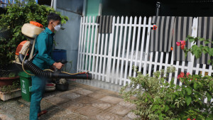 Phun hóa chất và tuyên truyền phòng chống sốt xuất huyết tại ấp Thuận Phú 2, xã Thuận Lợi