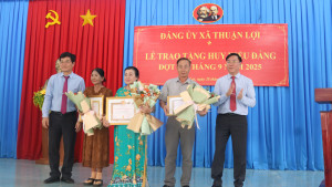Đảng ủy xã Thuận Lợi tổ chức lễ trao tặng Huy hiệu Đảng đợt 02/9/2025