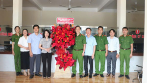 Lãnh đạo xã Thuận Lợi chúc mừng Ngày truyền thống Công an nhân dân Việt Nam