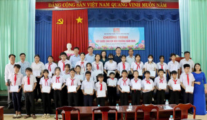 Báo và Phát thanh, Truyền hình Đồng Nai trao học bổng cho học sinh khó khăn tại xã Thuận Lợi 