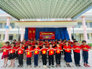 Trường Tiểu học Thuận Phú tổ chức hoạt động trải nghiệm kỷ niệm 80 năm Quốc khánh 2/9