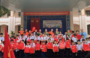 Chi hội Phụ nữ Công an xã Thuận Lợi tuyên truyền pháp luật và trao 110 phần quà cho học sinh khó khăn