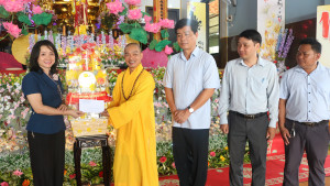 Lãnh đạo xã Thuận Lợi thăm, tặng quà chúc mừng lễ Vu Lan tại chùa Thanh Phú