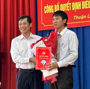 Trao quyết định bổ nhiệm Trưởng phòng Văn hóa – Xã hội xã Thuận Lợi