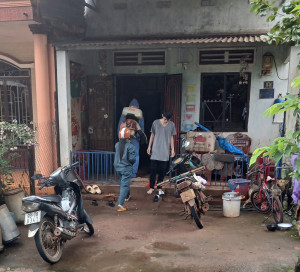 Trạm Y tế xã Thuận Lợi phun thuốc diệt muỗi tại ấp Thuận Phú 1 và Thuận Phú 3