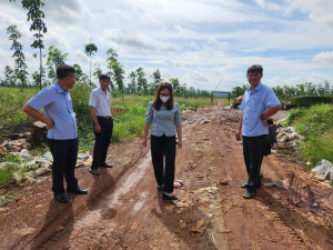 Đoàn giám sát xã Thuận Lợi khảo sát công tác thu gom rác thải sinh hoạt tại các ấp