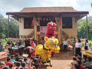 Thiếu nhi hai ấp Đồng Búa và Thuận Tiến vui Tết Trung thu ấm áp, tràn đầy yêu thương