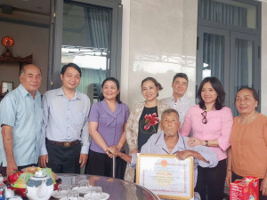 Thuận Lợi thăm, tặng quà, chúc thọ người cao tuổi