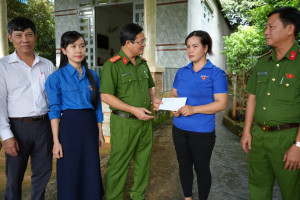 Thăm hỏi, hỗ trợ gia đình nạn nhân tử vong do tai nạn giao thông tại xã Thuận Lợi