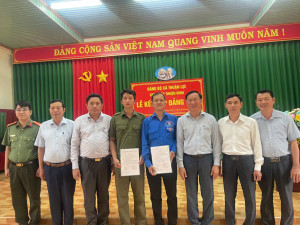 Chi bộ ấp Thuận Bình tổ chức lễ kết nạp đảng viên mới