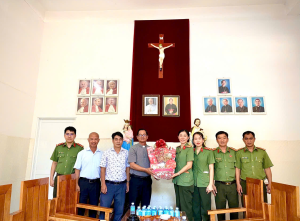 Công an xã Thuận Lợi thăm, chúc mừng các cơ sở Công giáo, Tin Lành nhân dịp Lễ Giáng sinh 2025