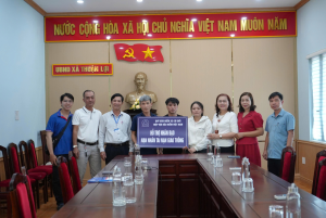 Trao hỗ trợ nhân đạo cho gia đình nạn nhân tai nạn giao thông tại xã Thuận Lợi