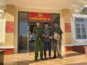 Công an xã Thuận Lợi đẩy mạnh vận động người dân giao nộp vũ khí, vật liệu nổ, công cụ hỗ trợ và pháo